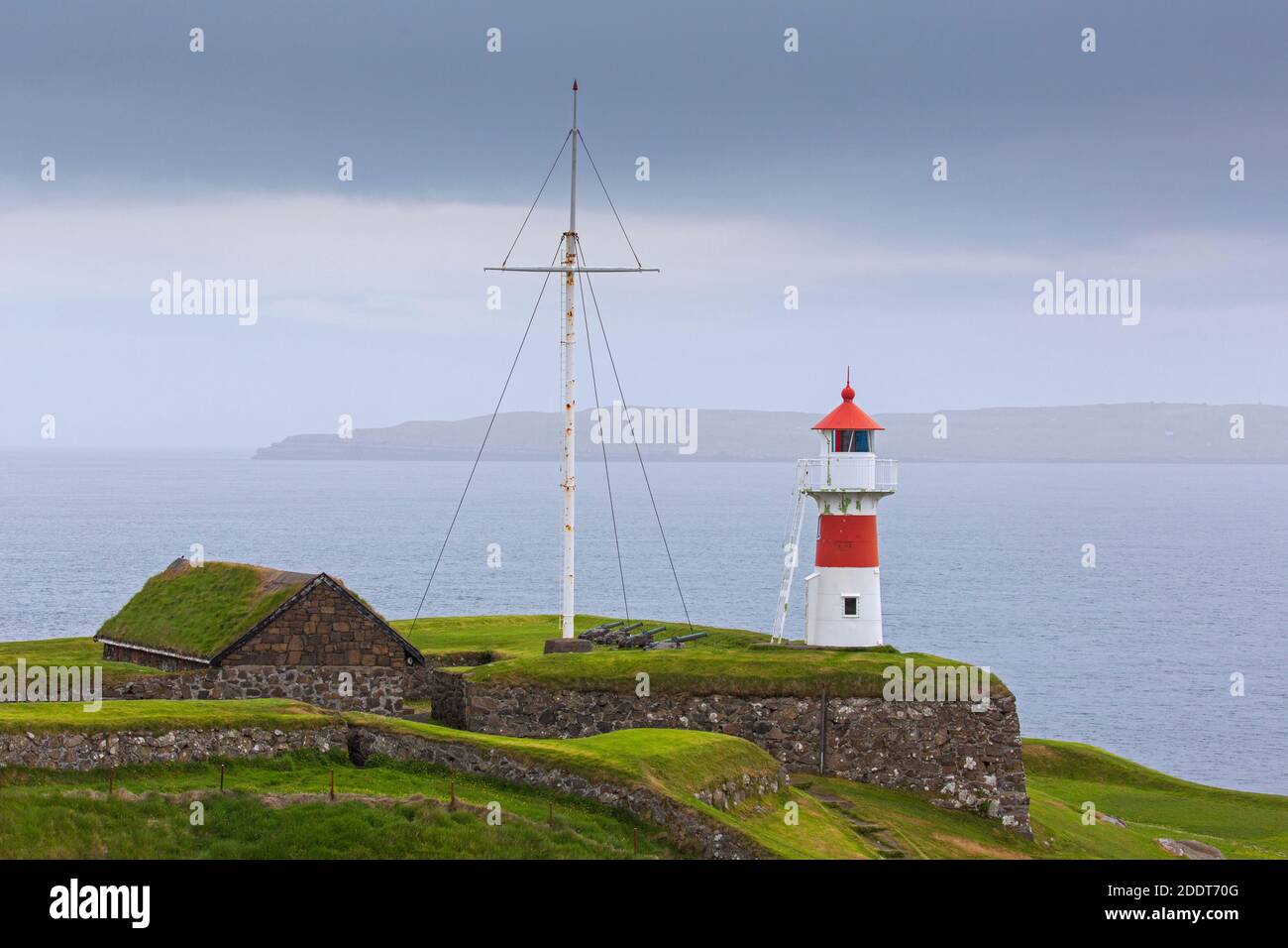 Skansin Leuchtturm an der historischen Festung neben dem Hafen von Tórshavn, Färöer Inseln Stockfoto