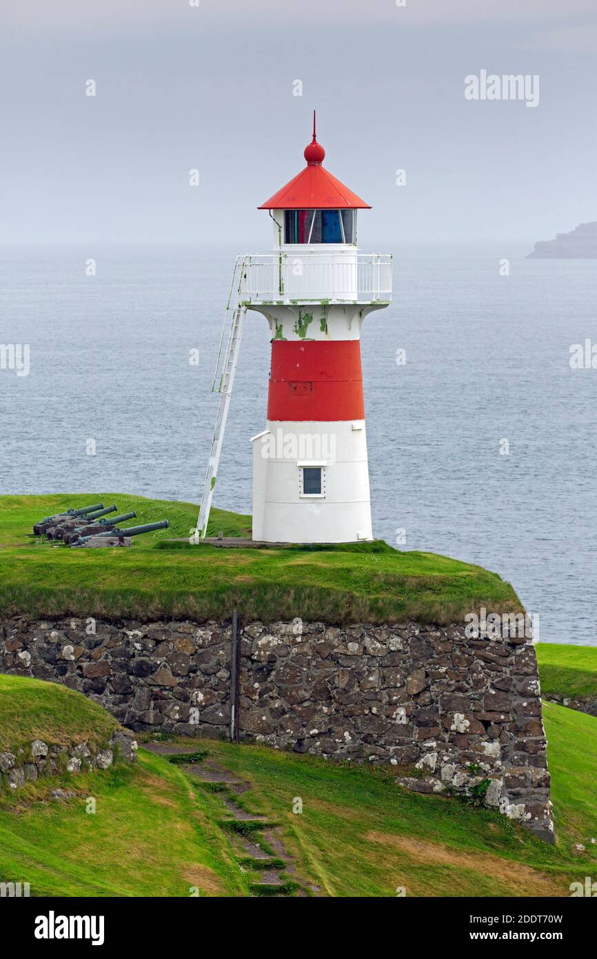 Skansin Leuchtturm an der historischen Festung neben dem Hafen von Tórshavn, Färöer Inseln Stockfoto