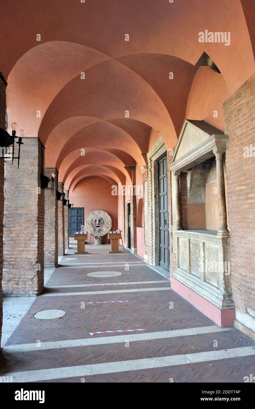 Italien, Rom, Basilika di Santa Maria in Cosmedin, Portikus mit der bocca della Verità (Mund der Wahrheit) Stockfoto