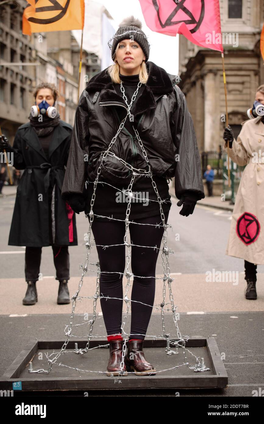 London, Vereinigtes Königreich - 15. Februar 2020: Extinction Rebellion vor der London Fashion Week, um das Bewusstsein für die Klimaauswirkungen von Mode zu schärfen Stockfoto