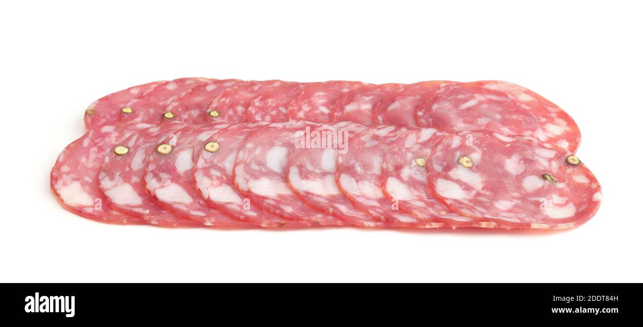 Gruppe von Scheiben von frisch geräucherter Wurst isoliert auf weiß. Stockfoto