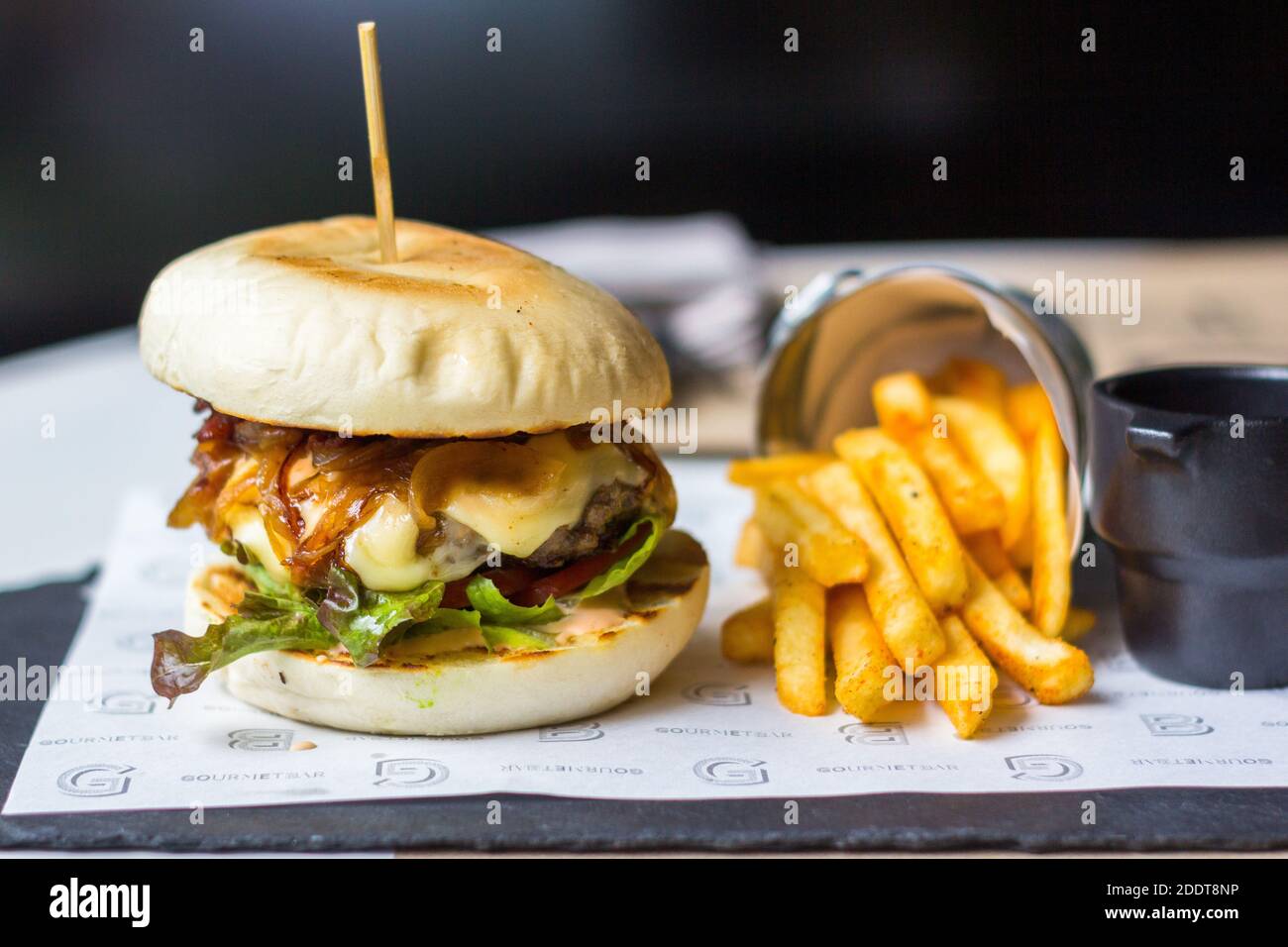 Hamburger Sandwich und Pommes Frites in einem Hotelrestaurant in Bangkok, Thailand Stockfoto