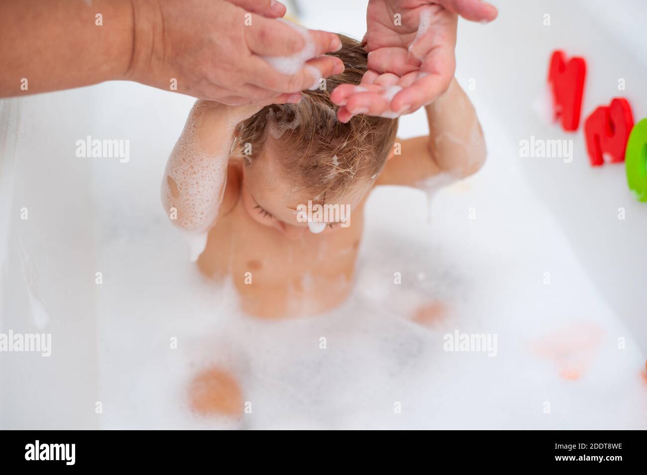 Kleine Kinder In Der Badewanne Fotos Und Bildmaterial In Hoher Auflösung Alamy 