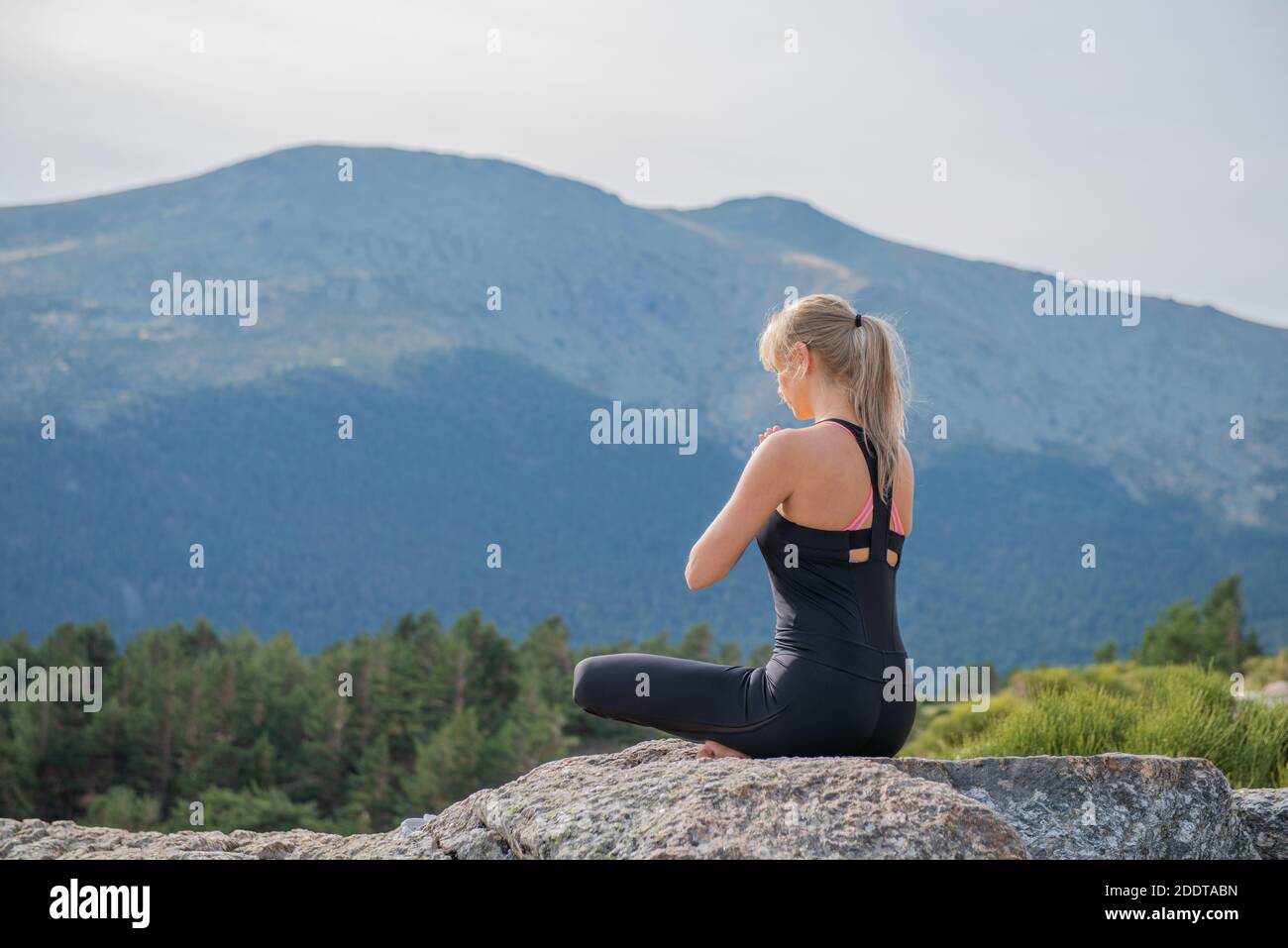 Meditation Yoga Haltungen in der Natur inneren Frieden Stockfoto