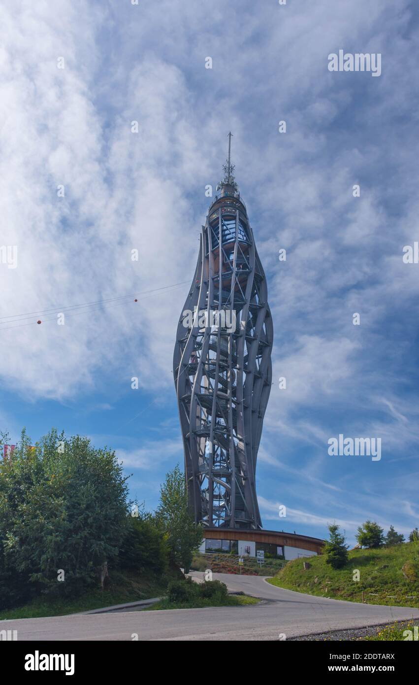 Der Pyramidenkogel, der höchste hölzerne Aussichtsturm der Welt, am Ufer des Worthersees, berühmte Touristenattraktion in Kärnten, Austr Stockfoto