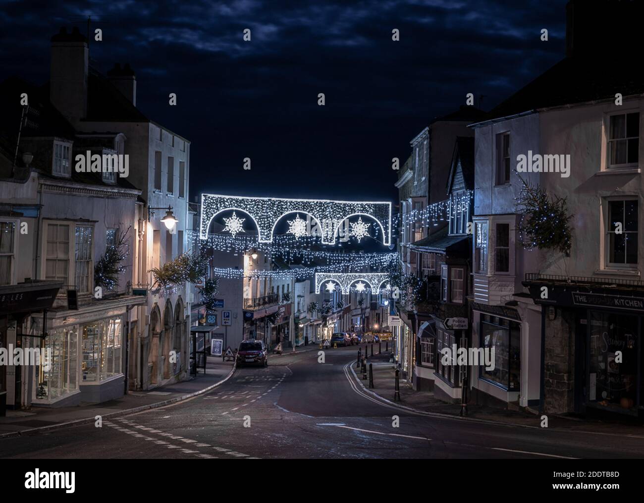 Lyme Regis, Dorset, Großbritannien. November 2020. UK Wetter: Weihnachtslichter funkeln an einem kalten Wintermorgen bringen einige Pre-Christmas Cheer zu Lyme Regis. Kredit: Celia McMahon/Alamy Live Nachrichten Stockfoto