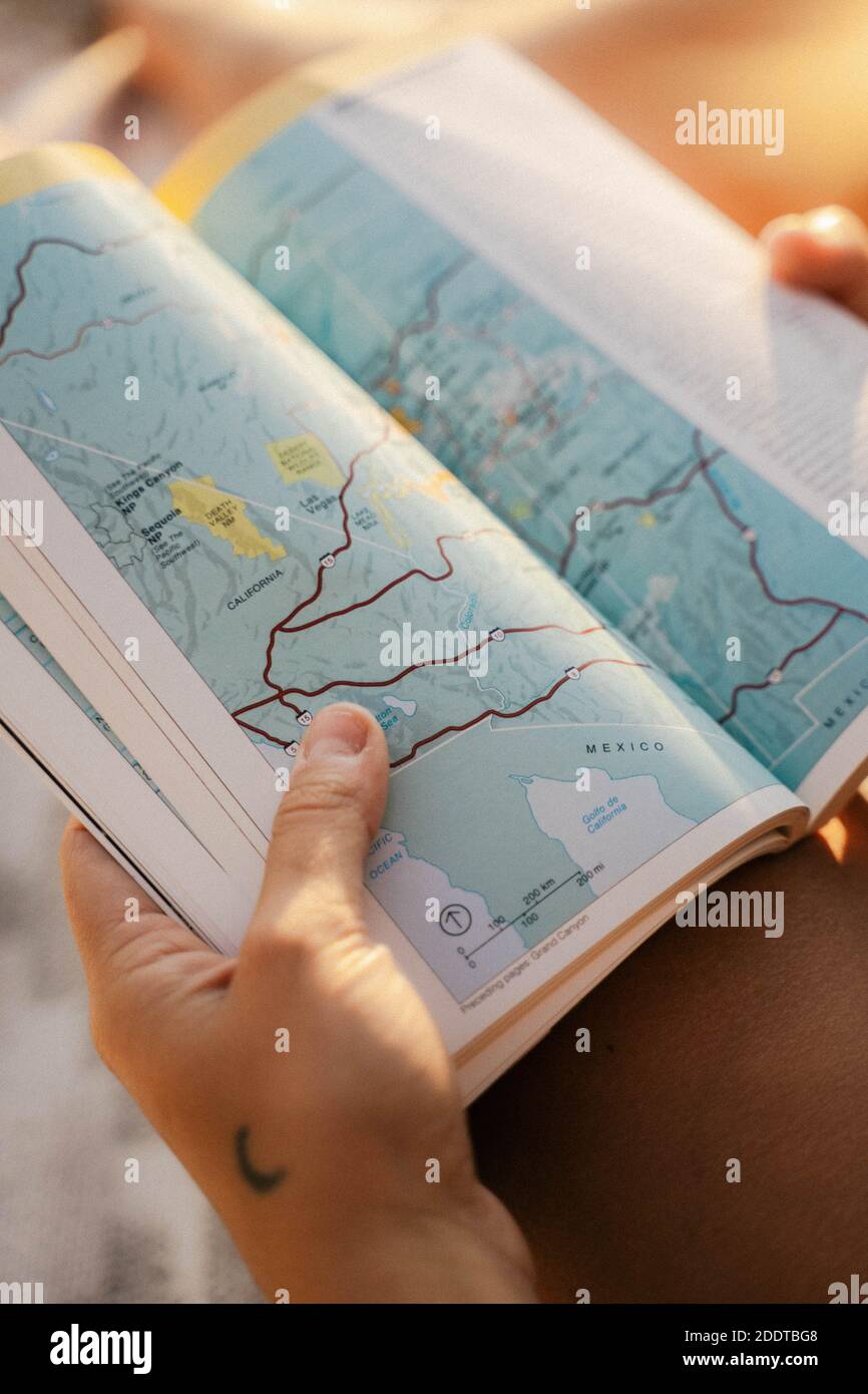 Lesen einer Karte von einem National Geographic's Guide zum Nationalparks der Vereinigten Staaten Stockfoto