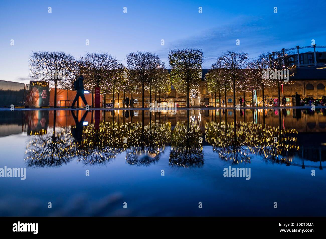 London, Großbritannien. November 2020. Auf dem Granary Square gibt es andere Dekorationen neben dem Electric Nemeton Tree. Die zweite Sperre ist fast vorbei und die Weihnachtsbäume des Königskreuzes sind bereit, einmal Lockdown Aufzüge zu besuchen. King's Cross arbeitet nach den neuesten Covid-Richtlinien und die Weihnachtsinstallationen wurden entwickelt, um sie sicher im Freien zu genießen und soziale Distanzierung zu unterstützen. Kredit: Guy Bell/Alamy Live Nachrichten Stockfoto