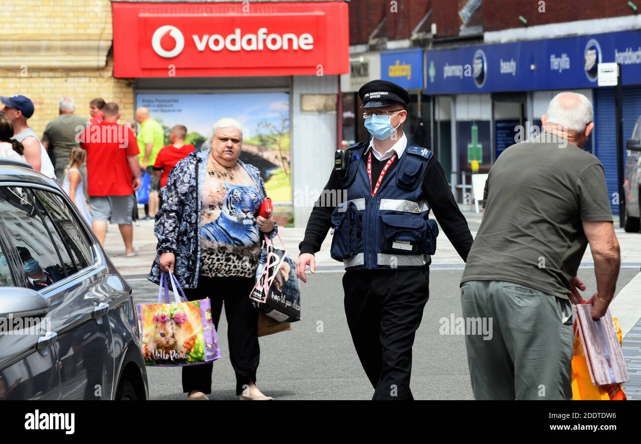 Pontypridd Wales Großbritannien 22. Juni 2020 die Stadt Pontypridd in Südwales, aufgenommen während einer der Welsh Giovernment Lockdown Perioden. Ruhige Straße Stockfoto