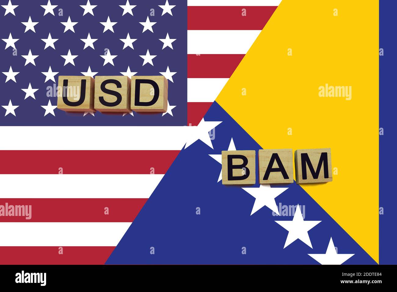 Amerikanische und bosnische Währungen Codes auf nationalen Flaggen Hintergrund. USD- und BAM-Währungen Stockfoto