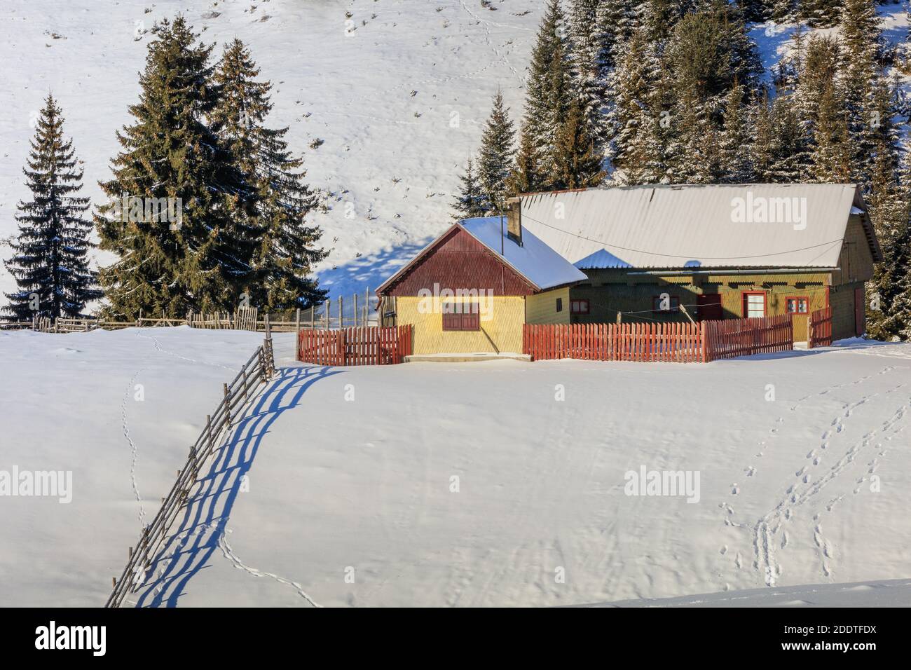 Traditionelles Haus in Fundatica Dorf. Brasov, Rumänien Stockfoto