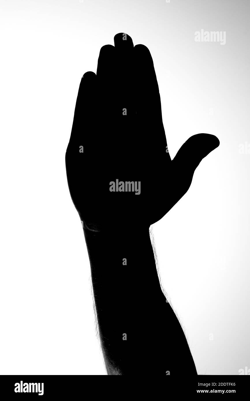 Schwarz-weiß-Bild der Silhouette der Hand mit offenen Handfläche mit Stoppgeste Stockfoto