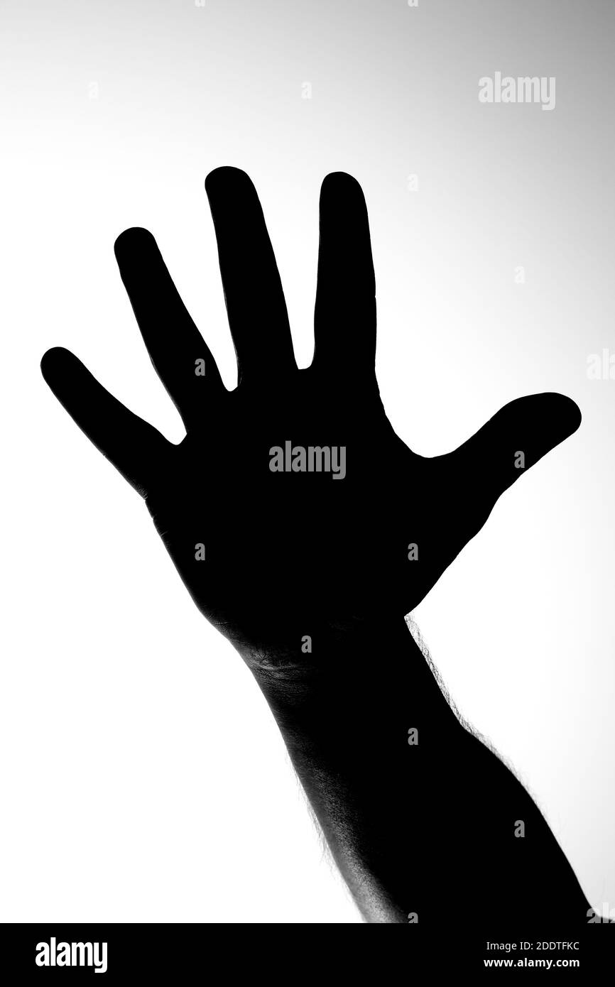 Schwarz-weiß-Bild der Silhouette der Hand mit offenen Handfläche mit gestreckten Fingern Stockfoto