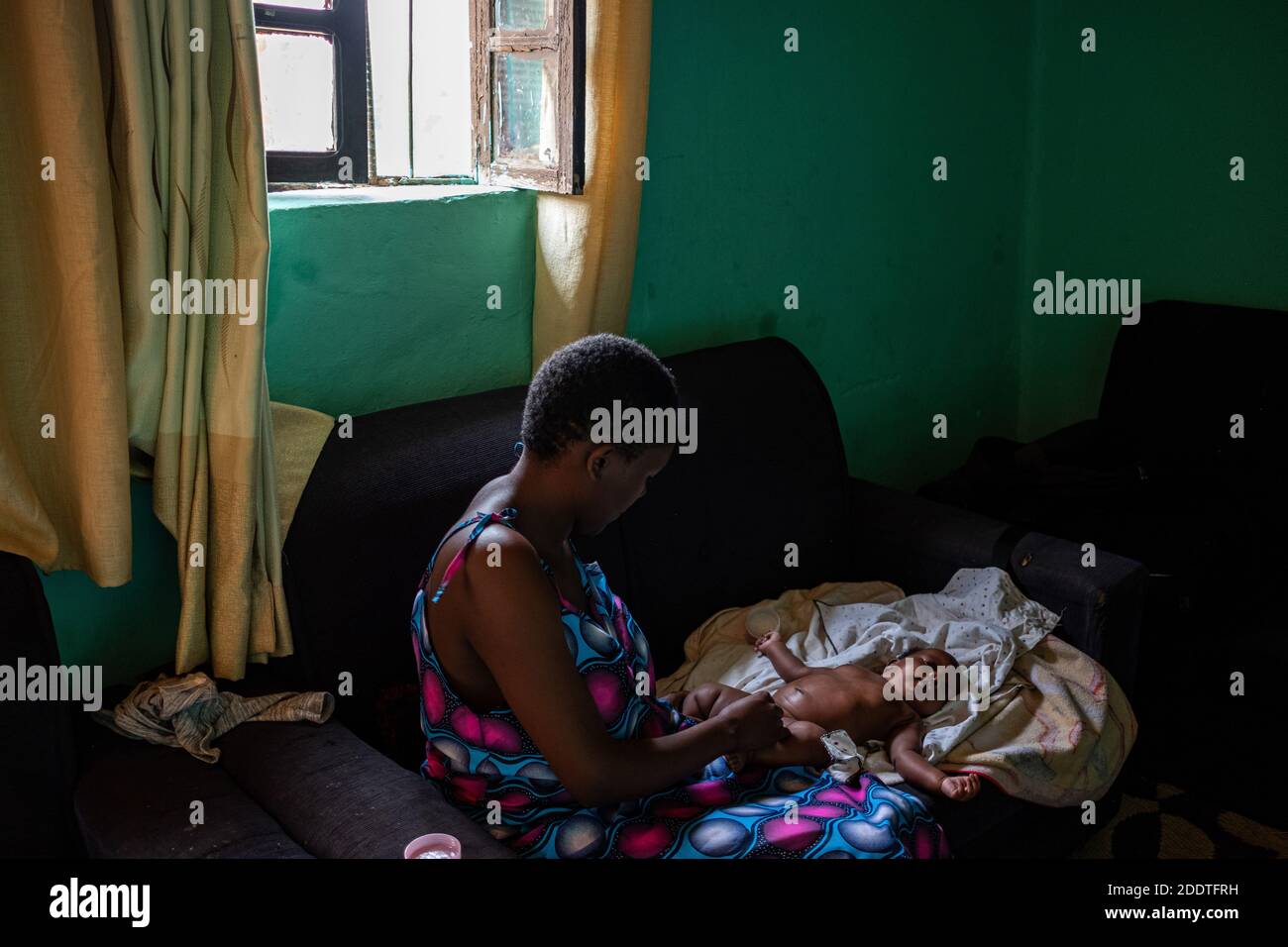 Elenestine Uwamahoro ist alleinerziehende Mutter mit einem drei Monate alten Baby. Sie ist 22 Jahre alt und Universitätsstudentin. Für sie ist das Muttersein akzeptabel Stockfoto