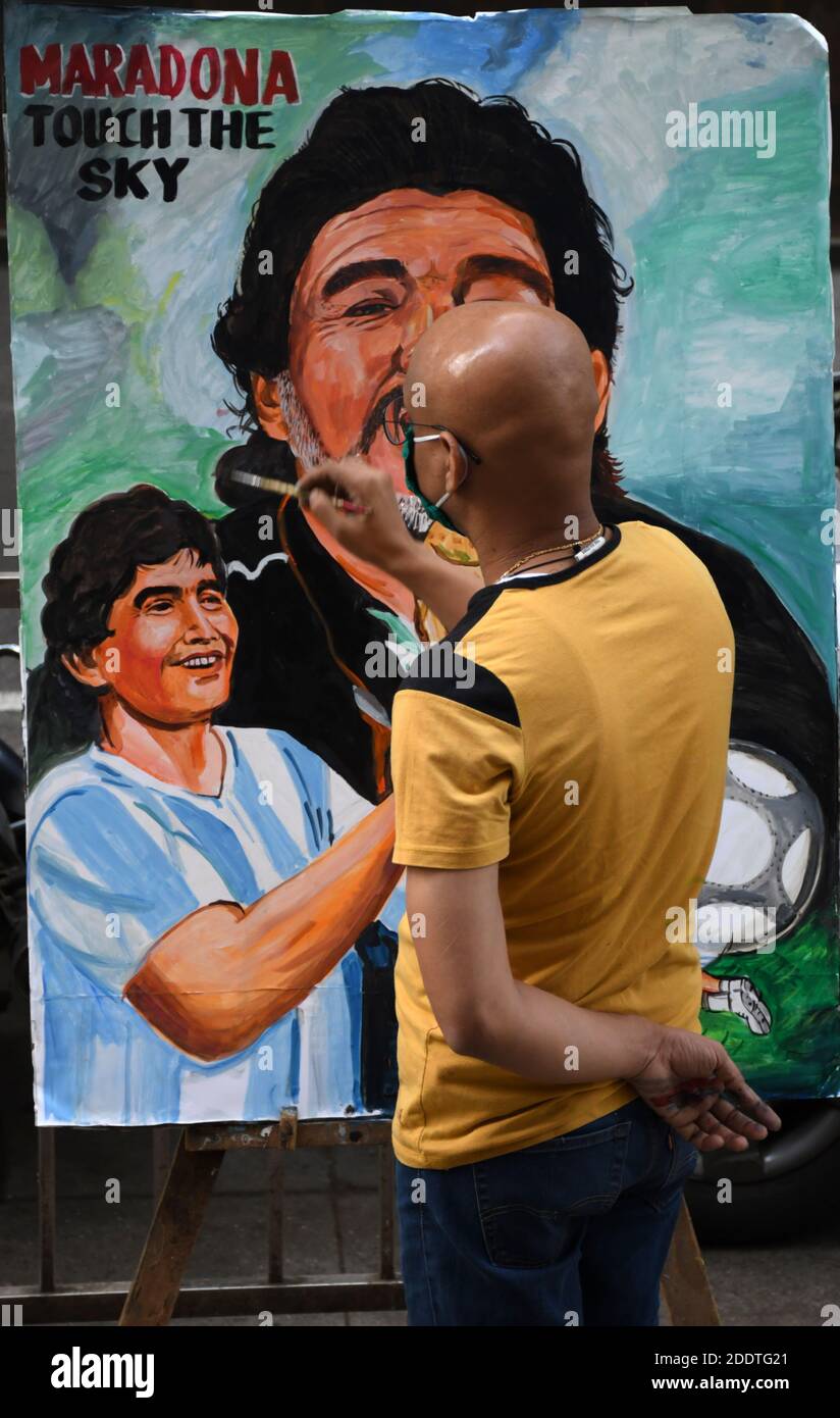 Ein Künstler sah, wie er ein Graffiti des Fußballspielers Diego Maradona zum letzten Mal berührte.der ehemalige argentinische Fußballspieler Diego Maradona starb wegen eines Herzinfarkts in seinem Haus. Stockfoto