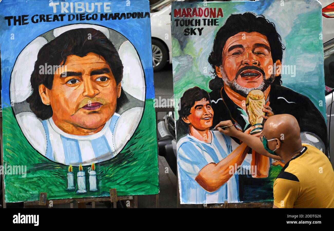 Ein Künstler sah, wie er ein Graffiti des Fußballspielers Diego Maradona zum letzten Mal berührte.der ehemalige argentinische Fußballspieler Diego Maradona starb wegen eines Herzinfarkts in seinem Haus. Stockfoto