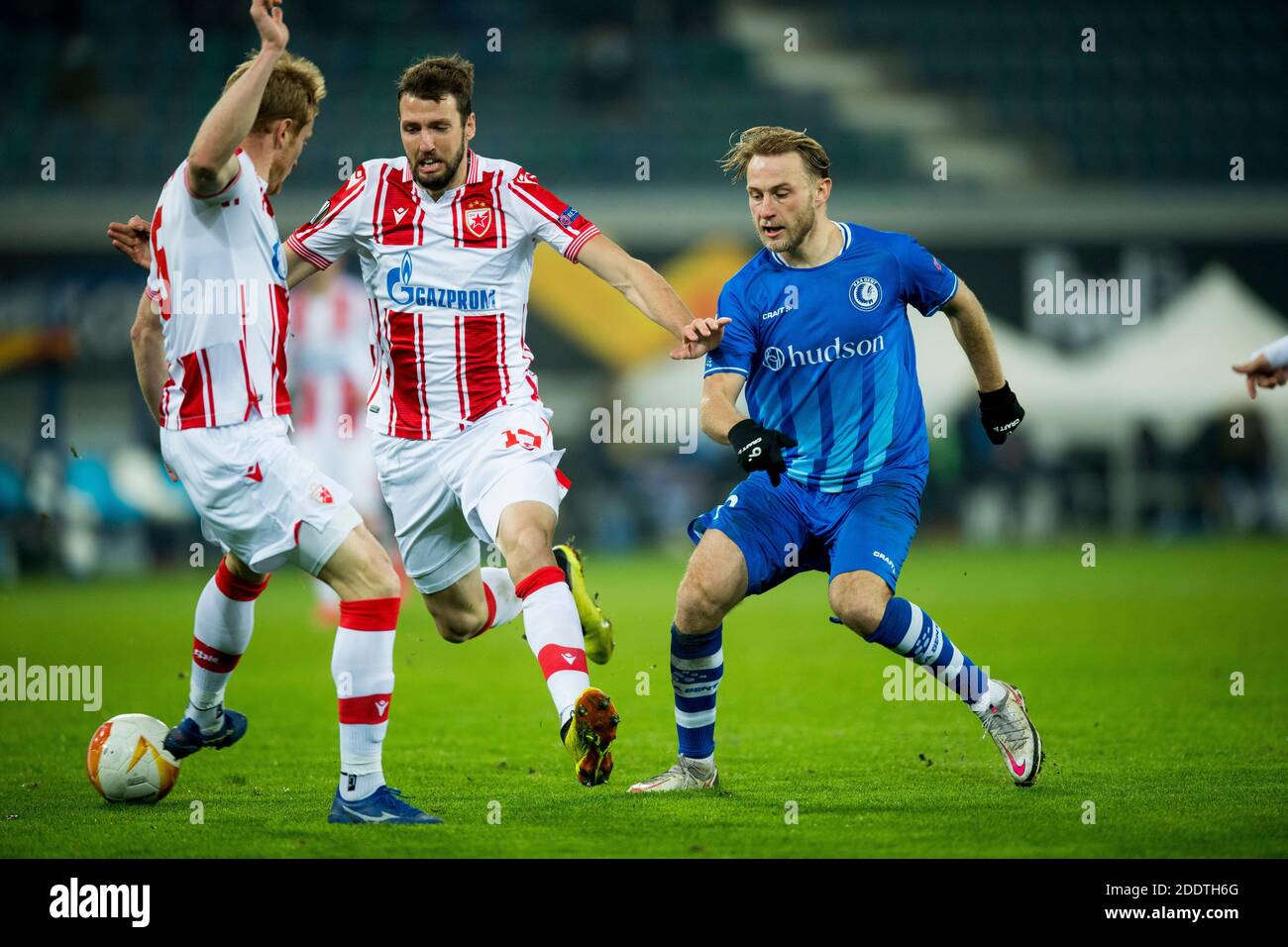 Belgrads Nemanja Milunovic und Gents Roman Bezus kämpfen für die Ball bei einem Fußballspiel zwischen dem belgischen Klub KAA Gent Und das serbische Team Crvena ZVE Stockfoto