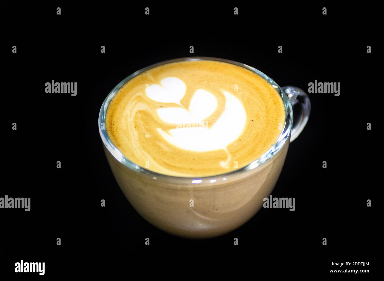 Hot Latte Art auf schwarzem Tisch Nahaufnahme Makro Stockfoto