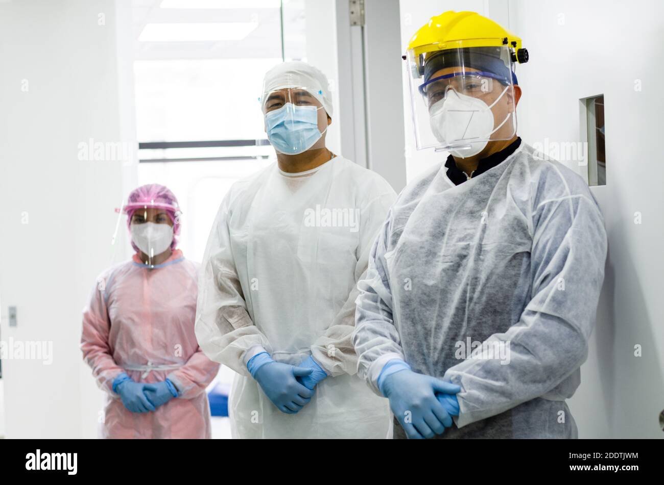 Eine Gruppe von Ärzten in Schutzkleidung gegen das Virus Stockfoto