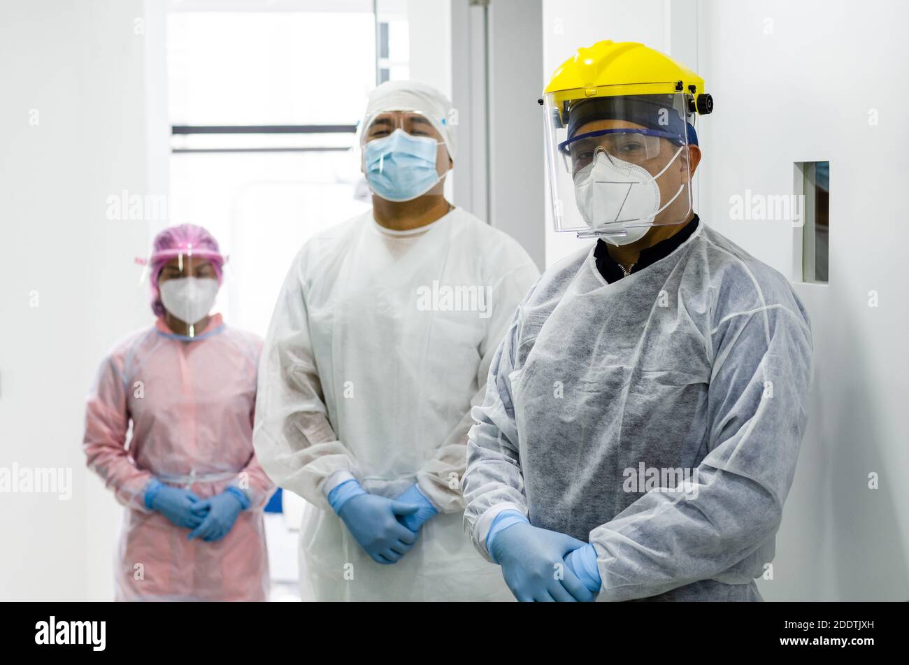 Eine Gruppe von Ärzten in Schutzkleidung gegen das Virus Stockfoto