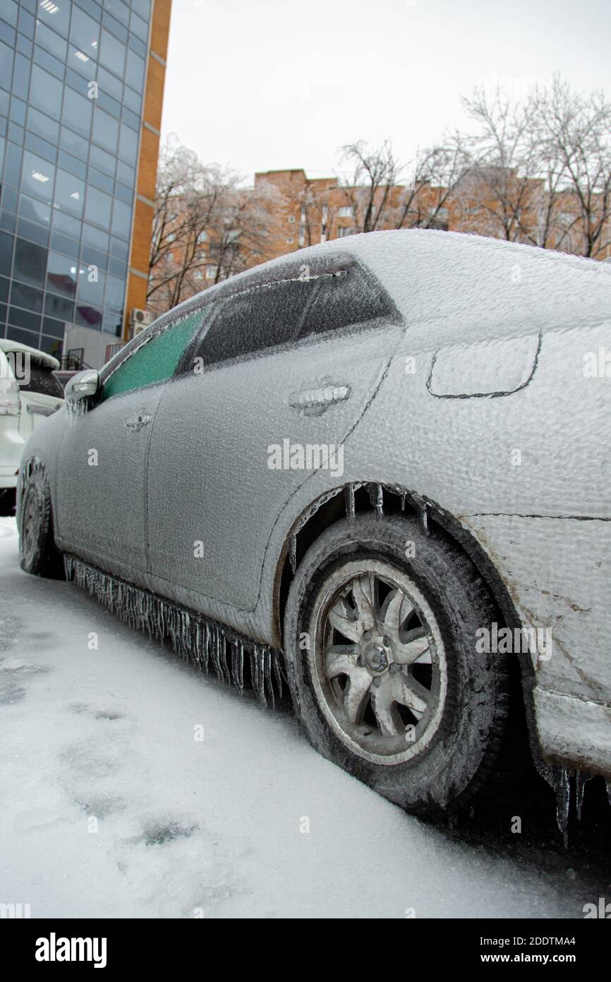 Stadtstraße nach Schneesturm. Autos unter Schnee und Eis stecken.  Vergrabenes Fahrzeug in Schneewehe auf der Straße. Parkplätze im Winter nach  starkem Schneefall Stockfotografie - Alamy