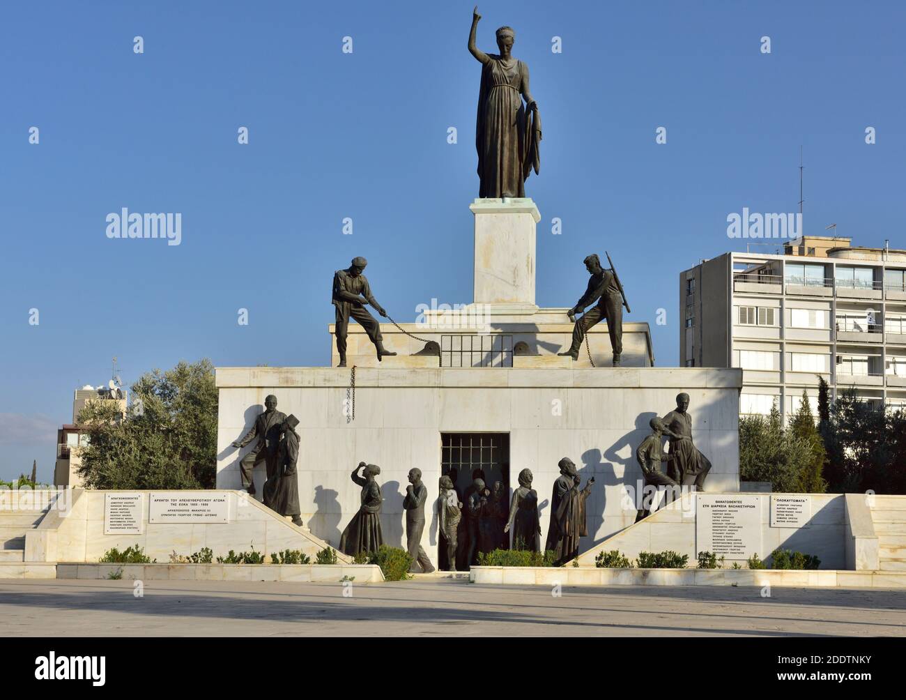 Das Freiheitsdenkmal auf der Podocatoro Bastion mit bronzenen Figuren, Nikosia, Zypern Stockfoto