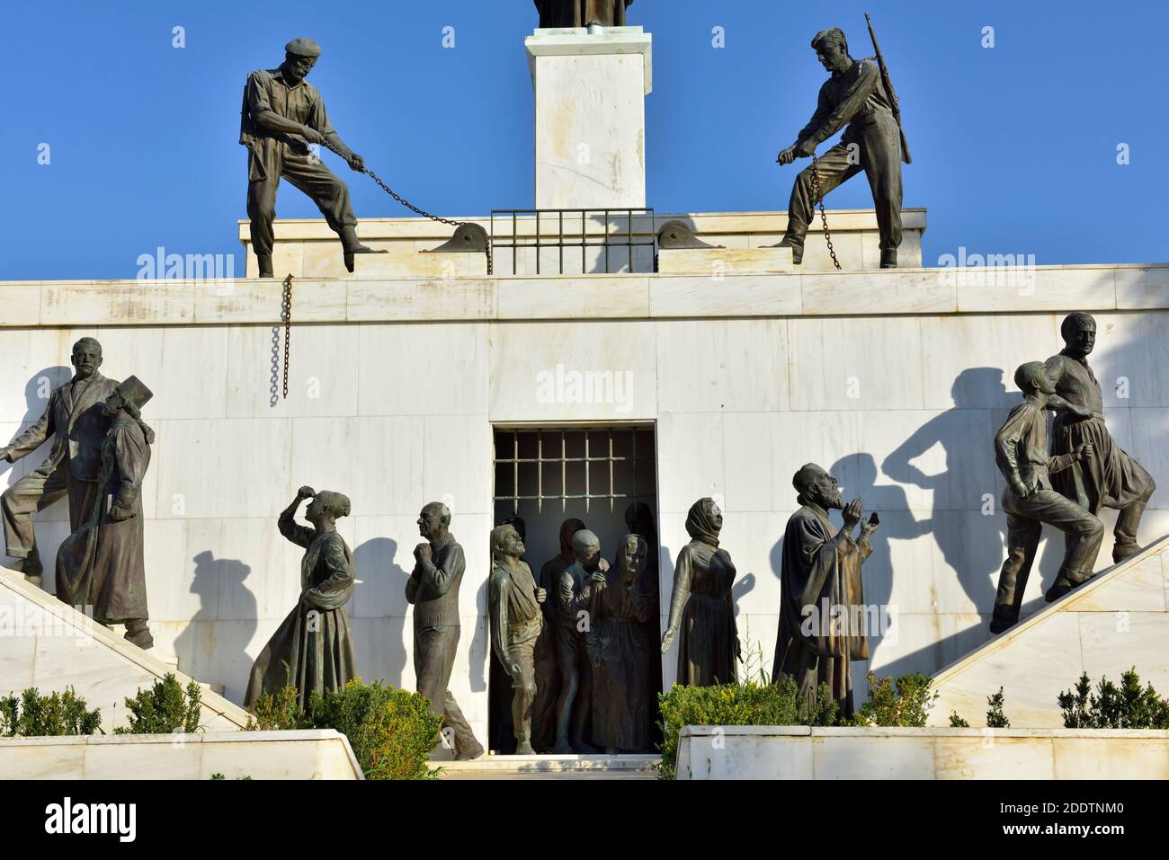 Das Freiheitsdenkmal auf der Podocatoro Bastion mit bronzenen Figuren, Nikosia, Zypern Stockfoto