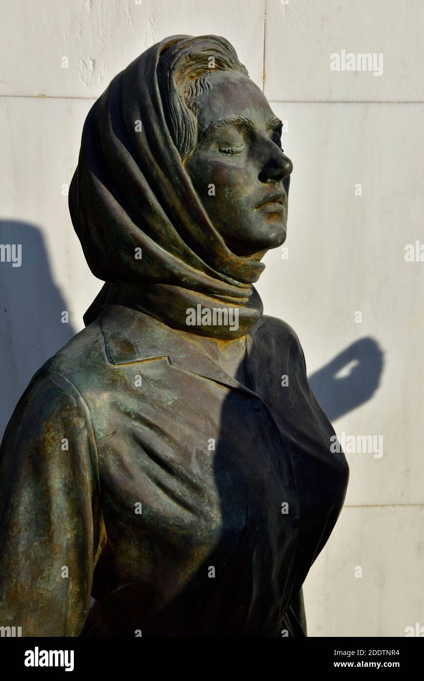 Figur der Frau auf dem Freiheitsdenkmal auf der Podocatoro Bastion mit bronzenen Skulpturen, Nikosia, Zypern Stockfoto
