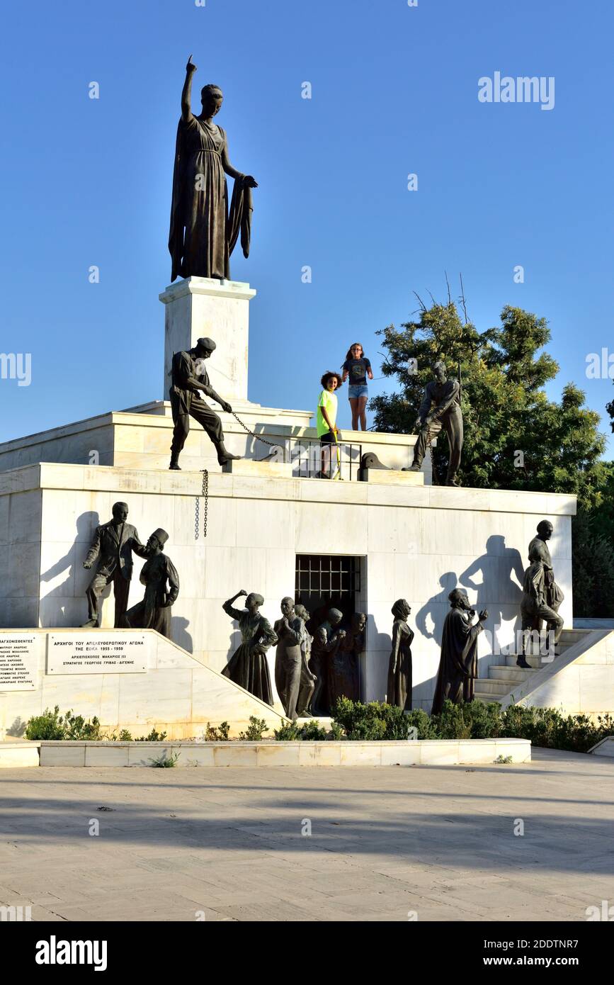 Das Freiheitsdenkmal auf der Podocatoro Bastion mit bronzenen Figuren und zwei darauf stehenden Kindern, Nikosia, Zypern Stockfoto