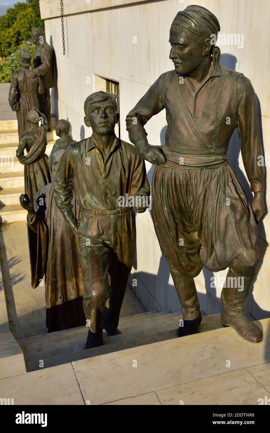 Figuren auf dem Freiheitsdenkmal auf der Podocatoro Bastion mit bronzenen Skulpturen, Nikosia, Zypern Stockfoto