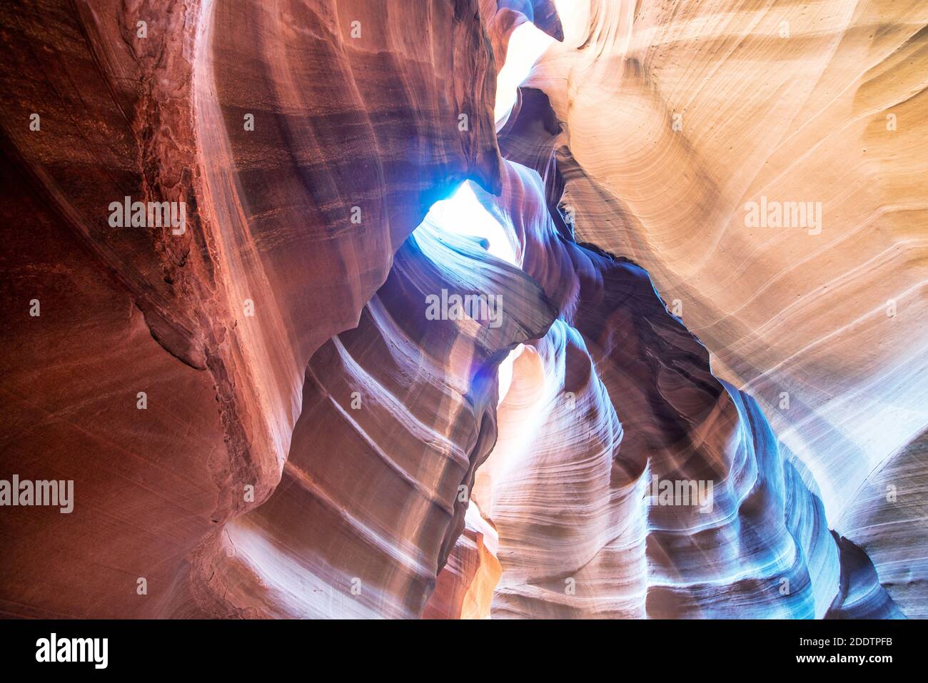 Der Antelope Canyon ist der am meisten fotografierte Canyon im amerikanischen Südwesten, Lichtstrahlen vom Himmel Stockfoto