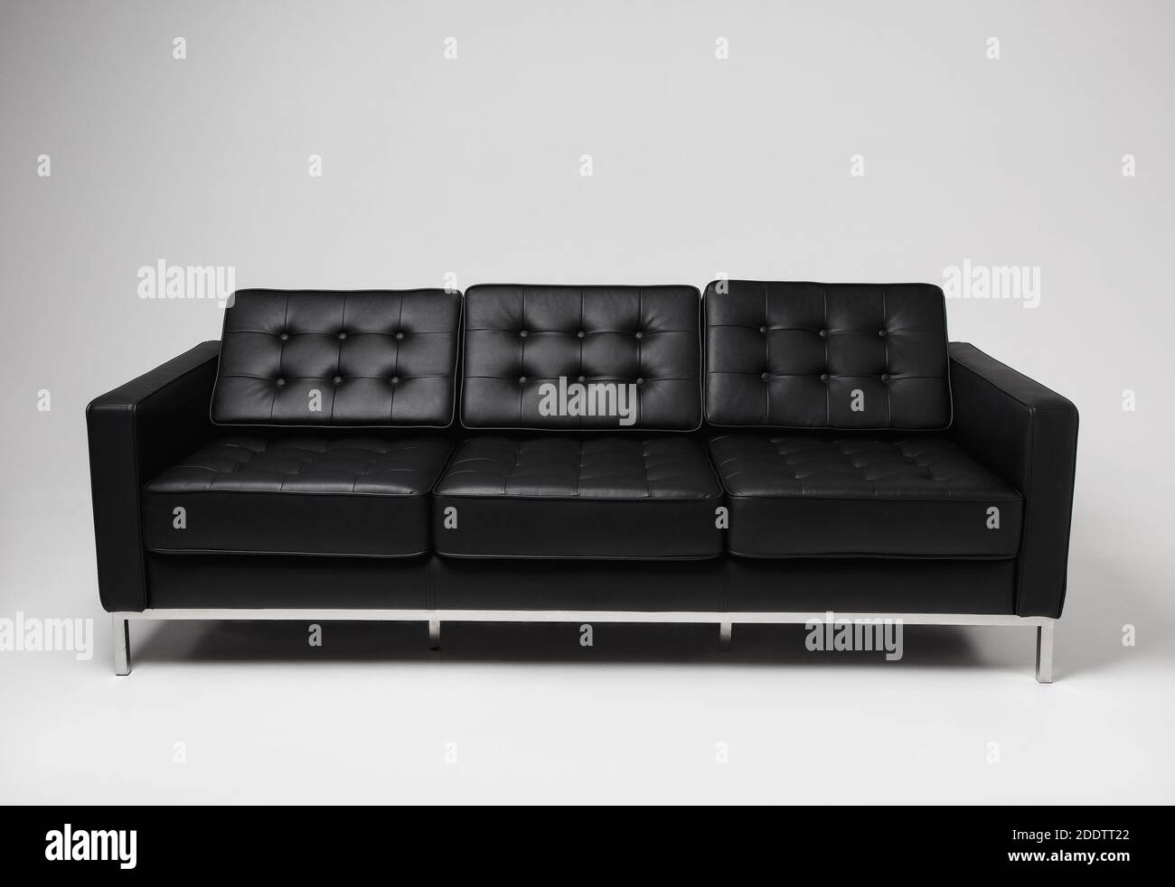 Sofa aus schwarzem Leder. Leerer schwarzer Tisch. Stockfoto