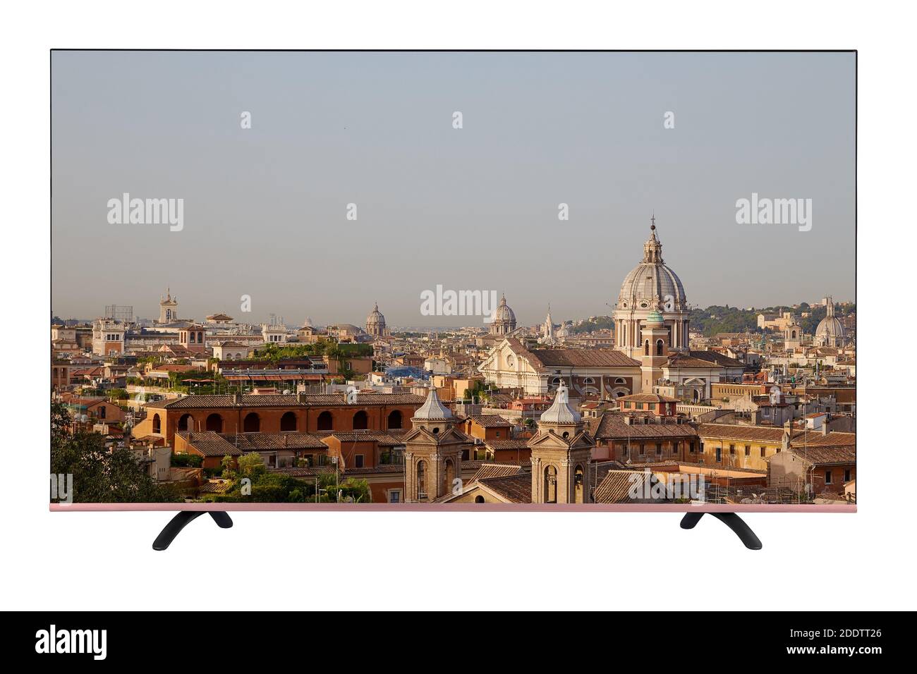 Ein moderner Fernseher mit einer Auflösung von 8K, der den Sonnenaufgang über der Skyline von Rom zeigt. Fernseher auf weißem Hintergrund isoliert Stockfoto