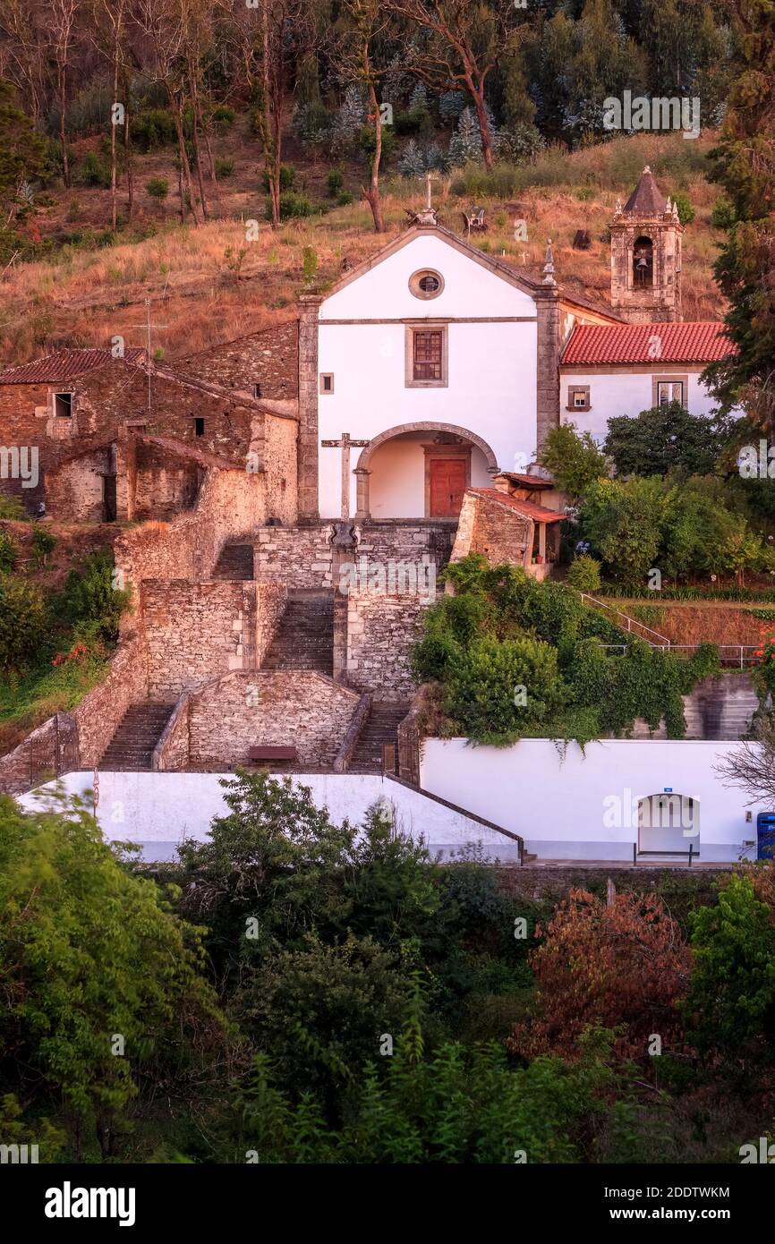 Treppe und Kirche des ehemaligen Santo António Klosters im Schieferdorf Vila Cova do Alva in Portugal, gesehen am Ende des Tages. Stockfoto