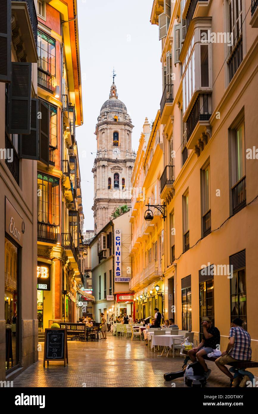 Moreno Monroy Straße mit dem Nordturm der Kathedrale in der Dämmerung. Málaga, Andalusien, Spanien, Europa Stockfoto