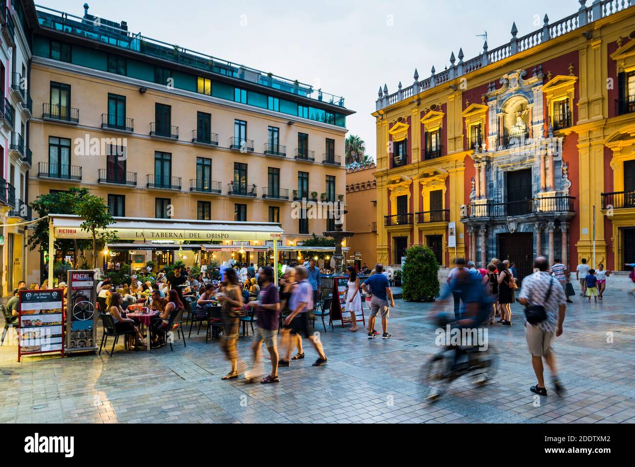 Bars und Terrassen in der lebhaften Plaza del Obispo - Bishop's Square, in der Dämmerung. Málaga, Andalusien, Spanien, Europa Stockfoto