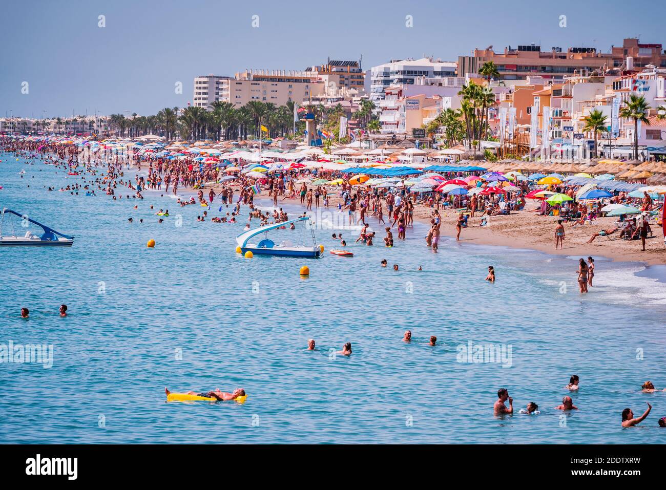 Urlauber am Strand La Carihuela. Torremolinos, Málaga, Costa de Sol, Andalusien, Spanien, Europa Stockfoto