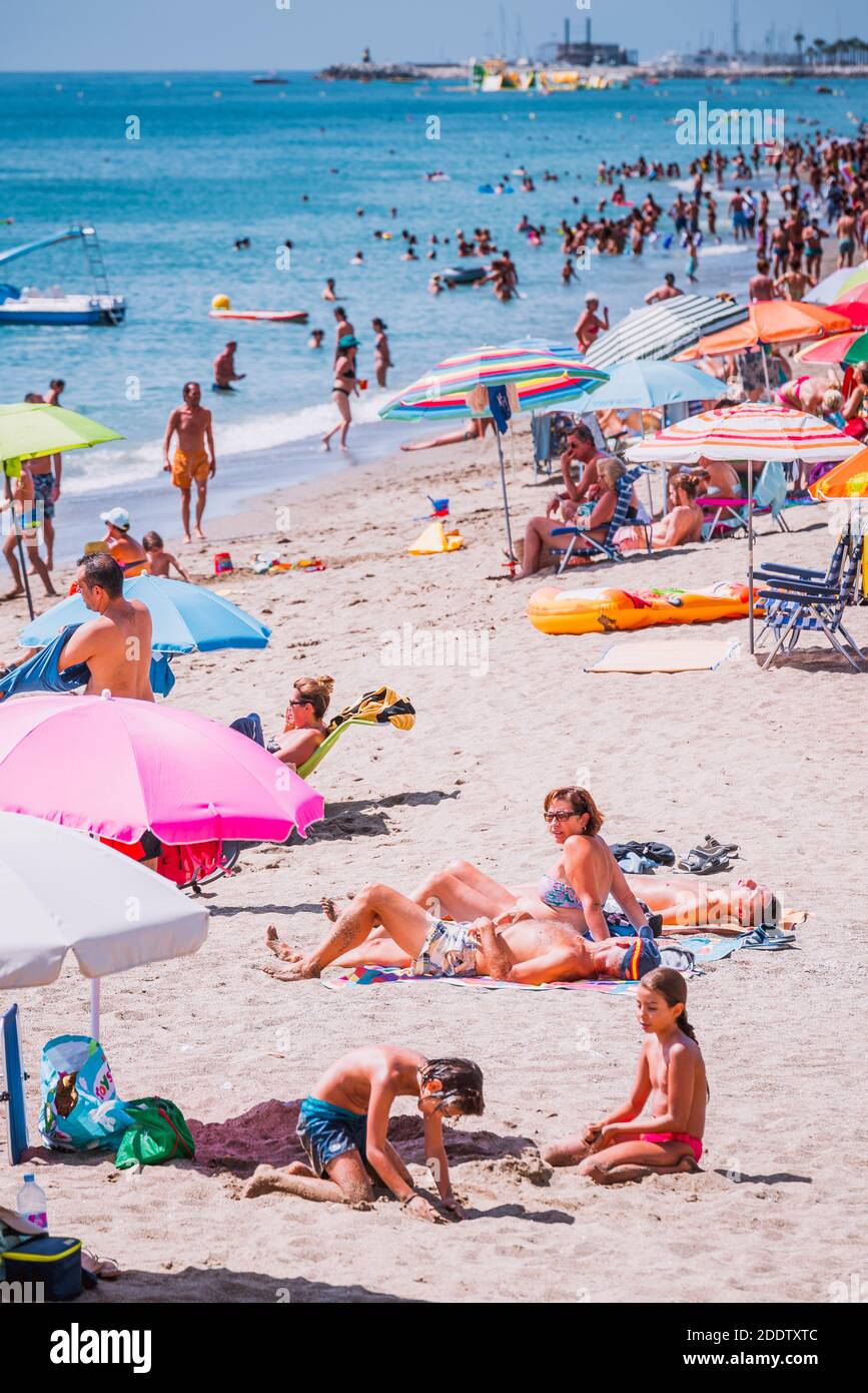 Urlauber am Strand La Carihuela. Torremolinos, Málaga, Costa de Sol, Andalusien, Spanien, Europa Stockfoto