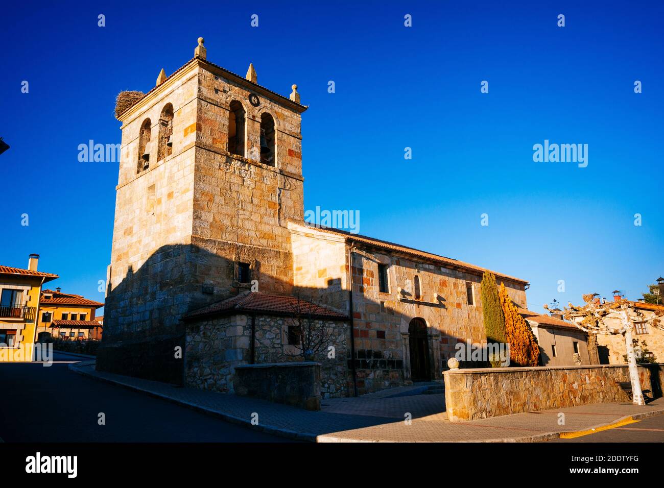 Iglesia de San Esteban. Gotischer Tempel mit einem einzigen Schiff, hat es einen Glockenturm mit Zinnen gekrönt. Navaleno, Soria, Castilla y León, Spanien, Europa Stockfoto