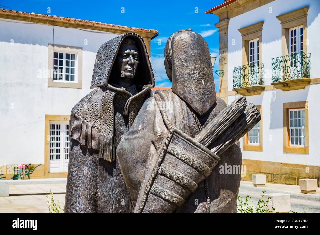 Statuen aus Bronze mit den typischen regionalen Kostümen der Region Tras os Montes. Miranda do Douro, Terras de Trás-os-Montes, Portugal, Europ Stockfoto