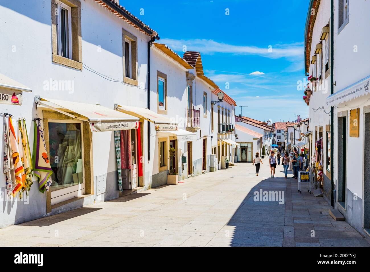 Sonnige Straße in der Altstadt. Miranda do Douro, Terras de Trás-os-Montes, Portugal, Europa Stockfoto