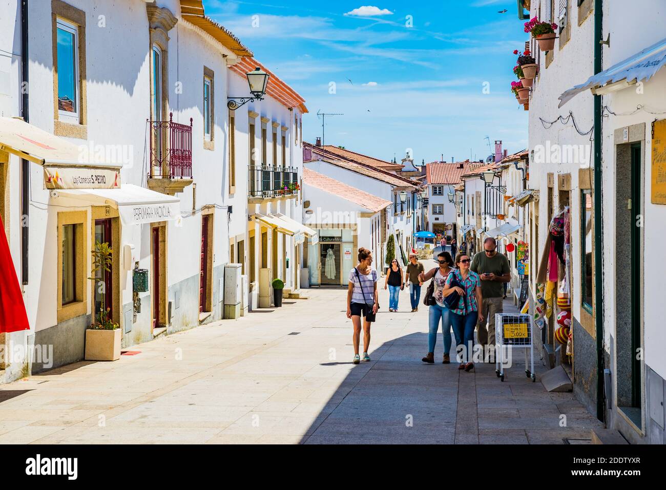 Sonnige Straße in der Altstadt. Miranda do Douro, Terras de Trás-os-Montes, Portugal, Europa Stockfoto
