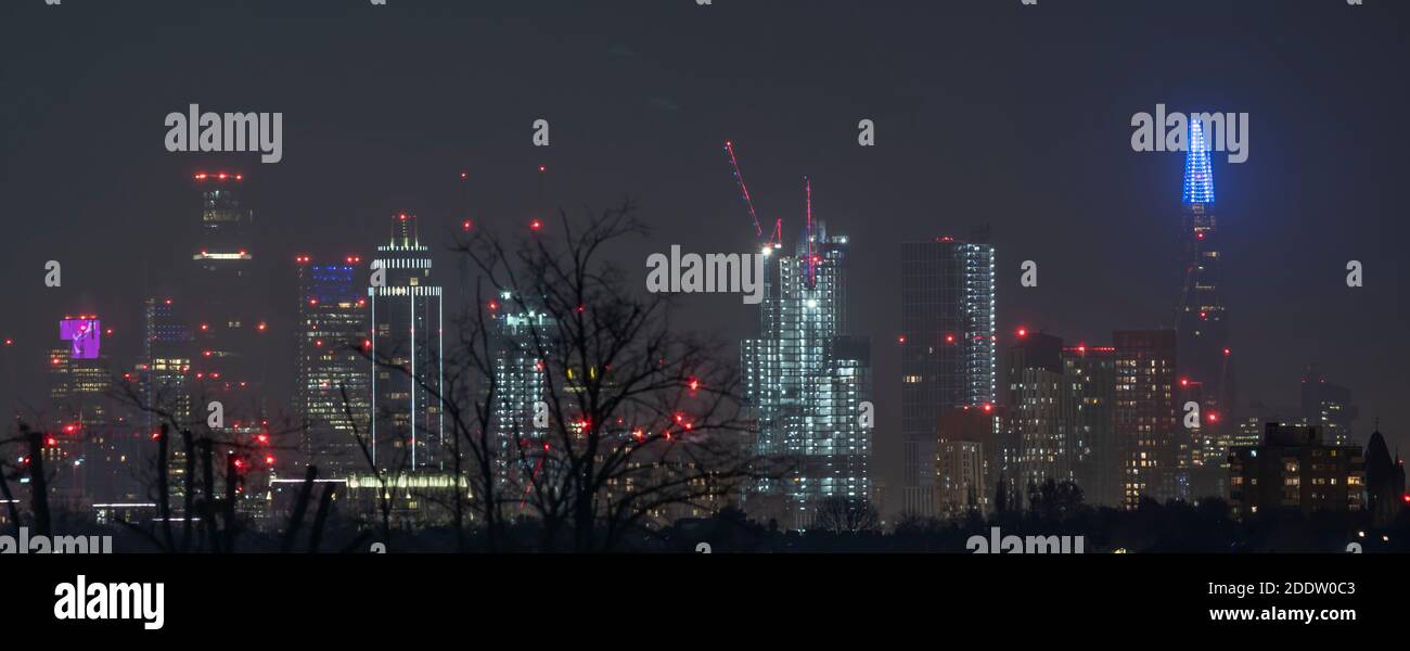 London, Großbritannien. 26. November 2020. 575 blau-weiße LED-Leuchten schalten sich ein und beleuchten die 20 besten Stockwerke des Shard, um dem NHS und den Schlüsselarbeitern während der Pandemie Covid-19 Dankbarkeit zu erweisen. Sie schaffen die höchste Lichtshow in Westeuropa, die mit einer Höhe von 1016 Metern auf der Skyline von einem Großteil Londons zu sehen ist. Shard Lights 2020 geht weiter mit einer Weihnachts-Ausstellung vom 11. Dezember. Kredit: Malcolm Park/Alamy Stockfoto