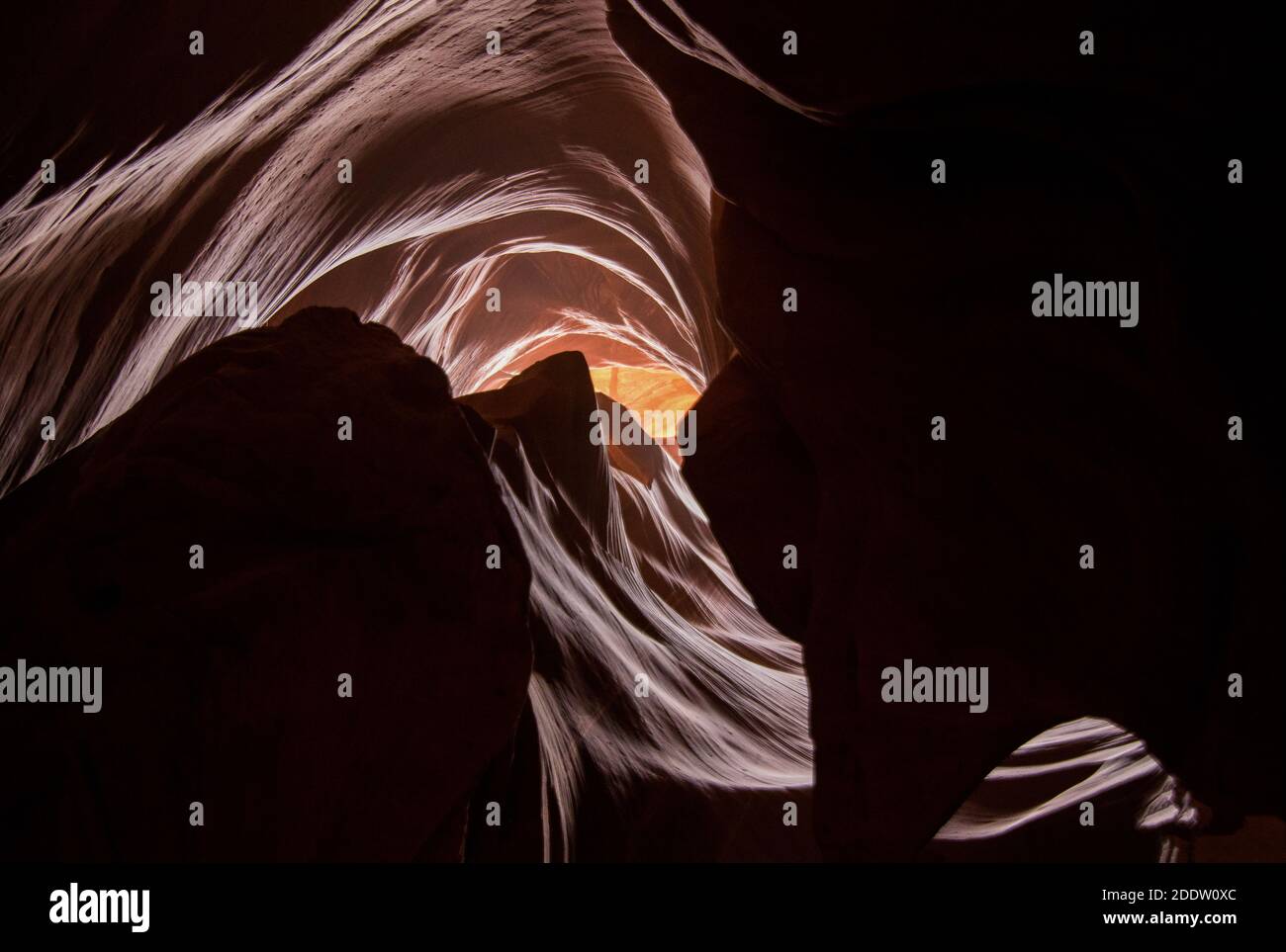 Wunderschöne Weitwinkelansicht von erstaunlichen Sandsteinformationen im berühmten Antelope Canyon in der Nähe der Altstadt von Page am Lake Powell, Arizona, USA Stockfoto