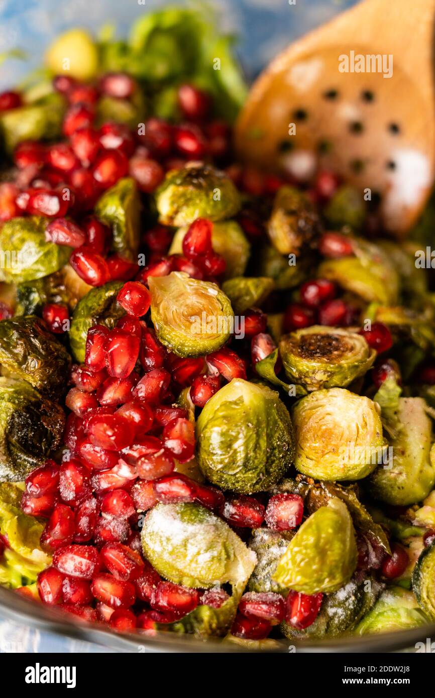 Geröstete Rosenkohl und Granatapfelsalat Stockfoto