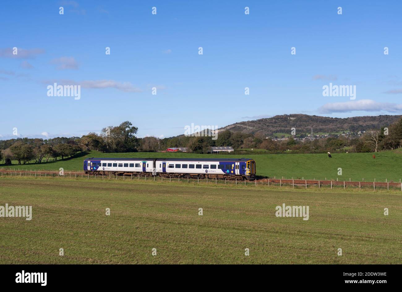 Northern Rail class 158 train 158859 Durchfahrt durch die ländliche Landschaft von Lancashire in Borwick, Lancashire Stockfoto
