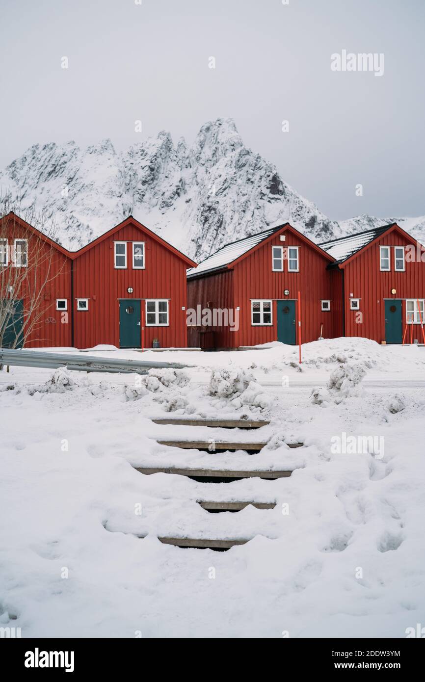 Traditionelle norwegische Fischerhütten, rote Rorbuer, Hamnoy, Lofoten Norwegen. Stockfoto