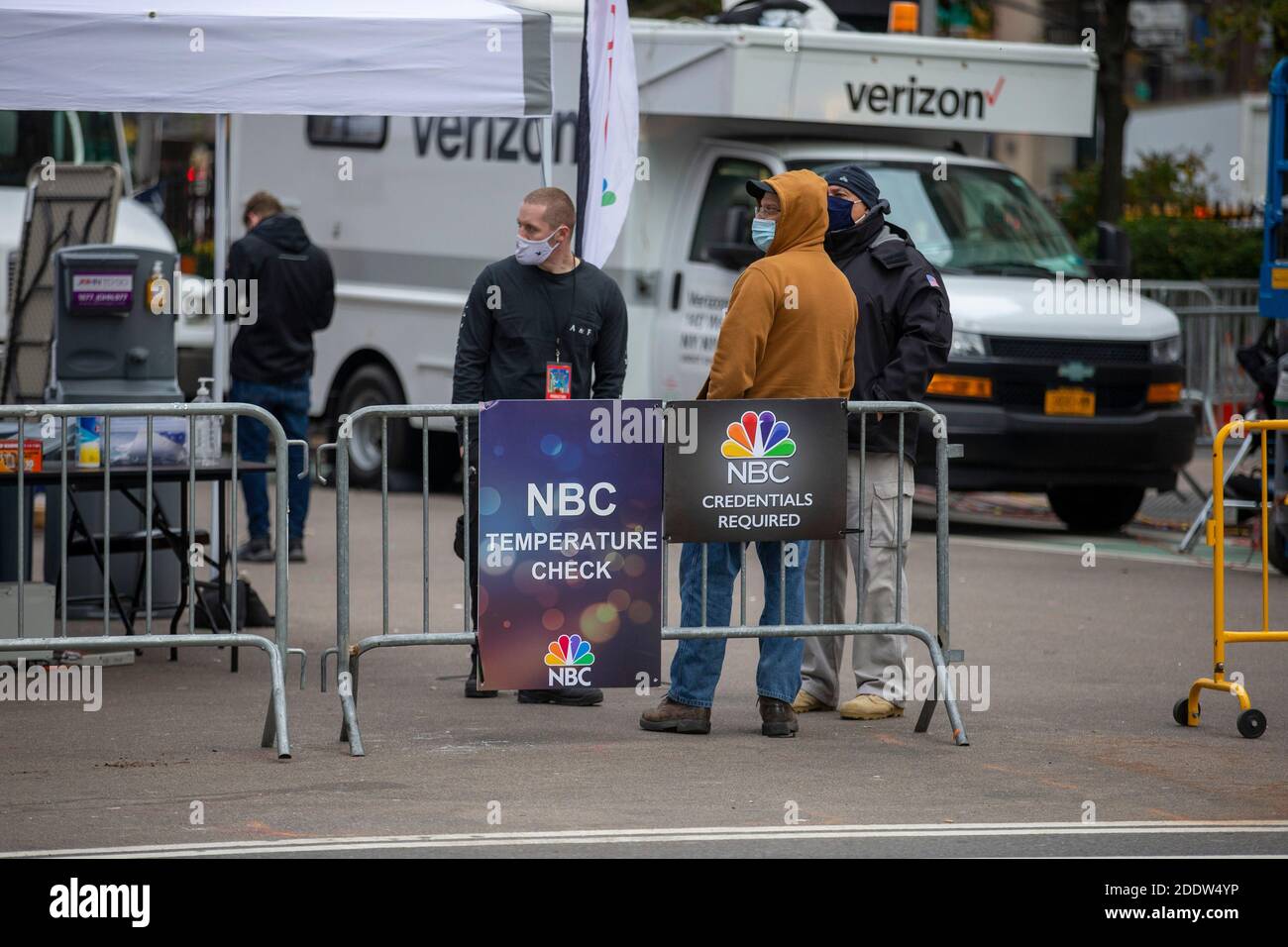 New York, N.Y/USA – 25. Nov. 2020: Sicherheits- und Gesundheitsmaßnahmen während der Macy's Thanksgiving Day Parade. Quelle: Gordon Donovan/Alamy Live News Stockfoto