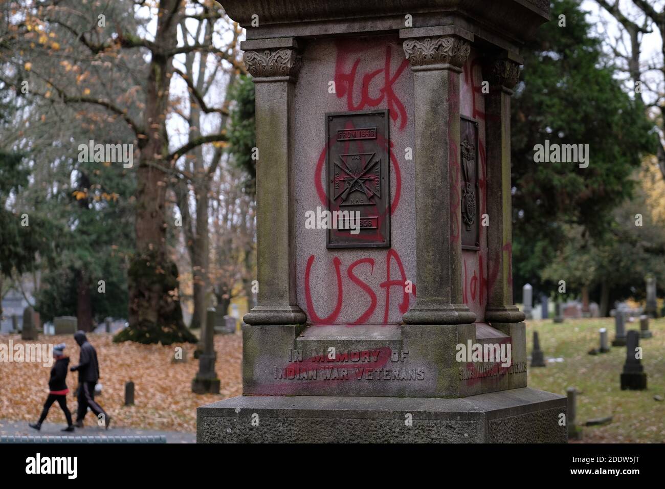 Portland, USA. November 2020. Das Soldier's Monument auf dem Lone Fire Cemetery wurde am 26. November 2020 von Graffiti umgestürzt, nachdem Demonstranten gegen den Kolonialismus die Statue ins Visier genommen hatten. Das Denkmal wurde 1903 den Veteranen des Bürgerkriegs, Mexikaner, Spanier und Indianer-Kriegen gewidmet. (Foto: Alex Milan Tracy/Sipa USA) Quelle: SIPA USA/Alamy Live News Stockfoto