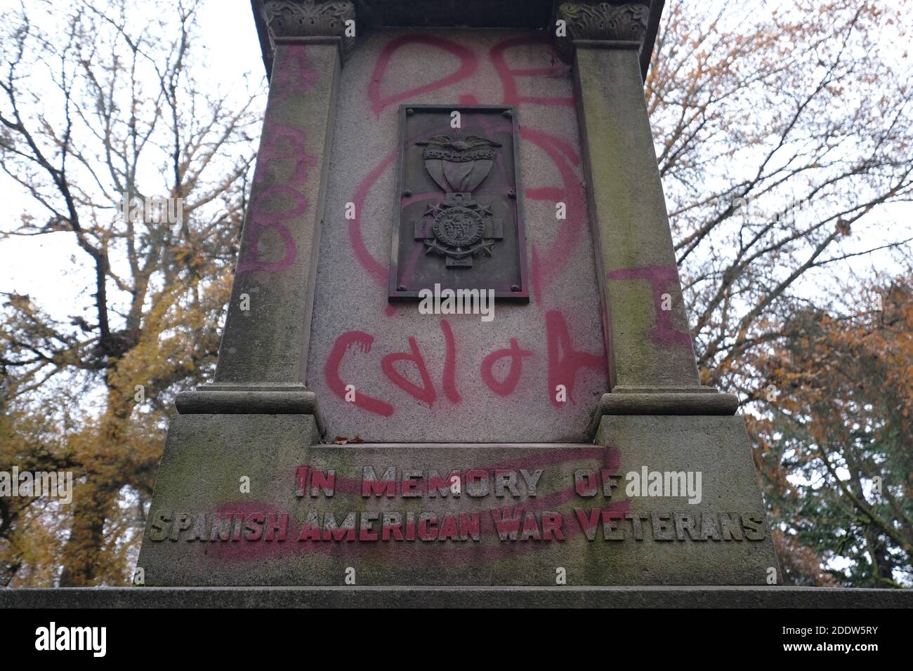 Portland, USA. November 2020. Das Soldier's Monument auf dem Lone Fire Cemetery wurde am 26. November 2020 von Graffiti umgestürzt, nachdem Demonstranten gegen den Kolonialismus die Statue ins Visier genommen hatten. Das Denkmal wurde 1903 den Veteranen des Bürgerkriegs, Mexikaner, Spanier und Indianer-Kriegen gewidmet. (Foto: Alex Milan Tracy/Sipa USA) Quelle: SIPA USA/Alamy Live News Stockfoto